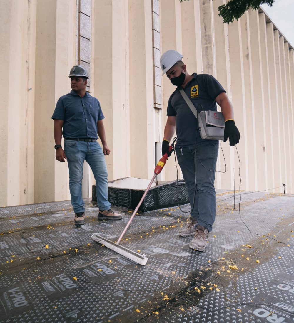 Economize tempo e dinheiro usando o teste de estanqueidade eletrostático em impermeabilização